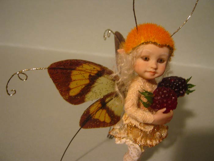 Little Fairy fae Mabel and the blackberries